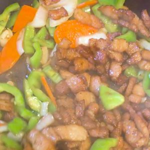 pork belly stir fry with green peppers, carrots and onion