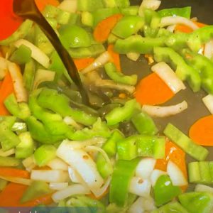 stir fry with green pepper, onion, carrot