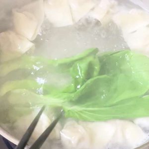 cooking wonton in the boiling water